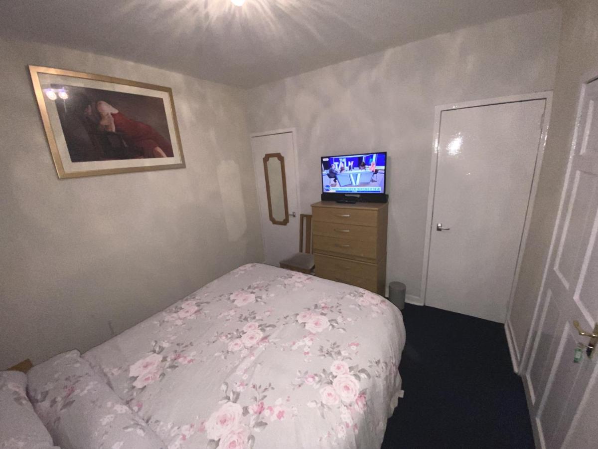 Private Lounge And Double Room Kilwinning Exterior foto